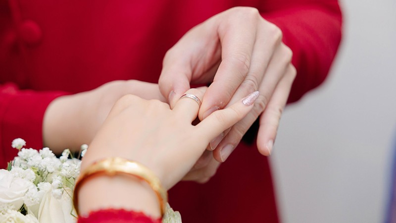 Chú rễ trao nhẫn cưới cho cô dâu trong ngày cưới