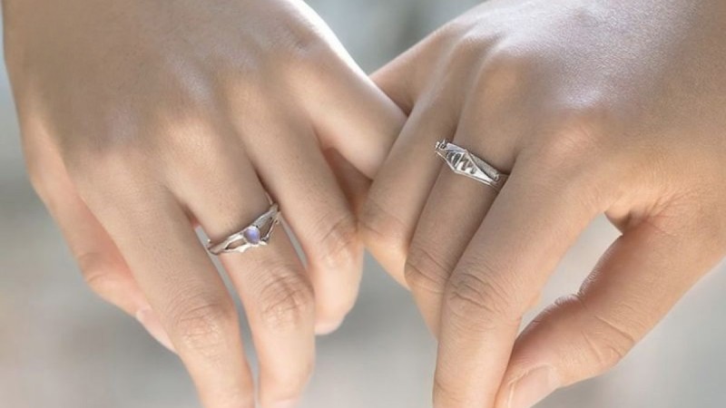 Cặp đôi đeo nhẫn cặp ở ngón giữa để thể hiện sự gắn bó trong tình yêu