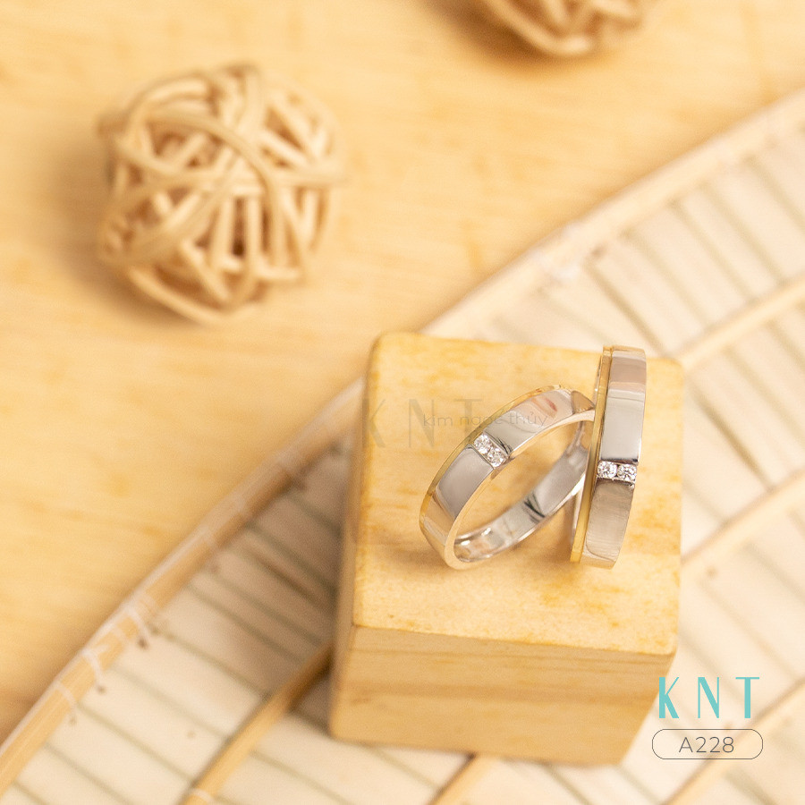 Nhẫn cưới A228 làm nổi bật bàn tay khi đeo
