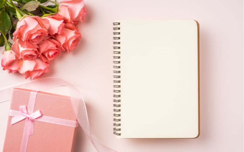 Bạn có thể lựa chọn sổ tay để tặng đồng nghiệp nữ, giúp hỗ trợ công việc hằng ngày