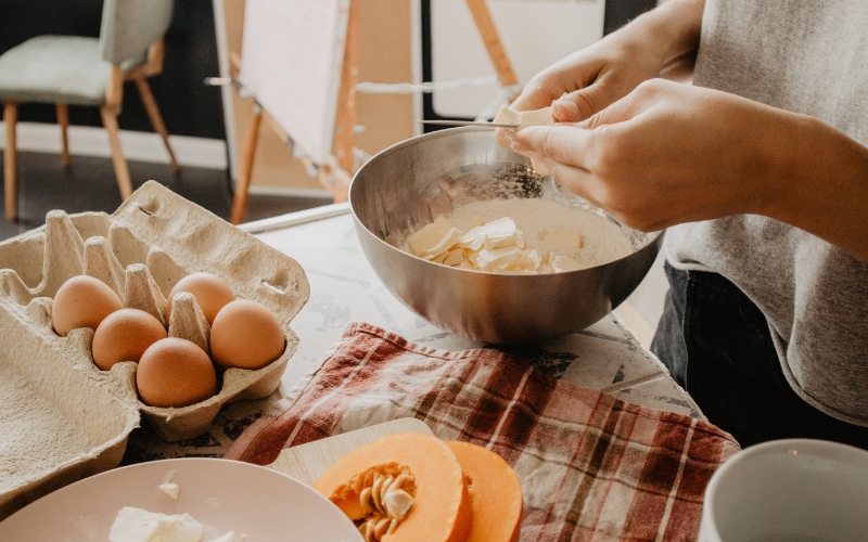 Tham gia các buổi làm bánh giúp hai bạn gắn kết hơn và có thêm những kỹ năng mới