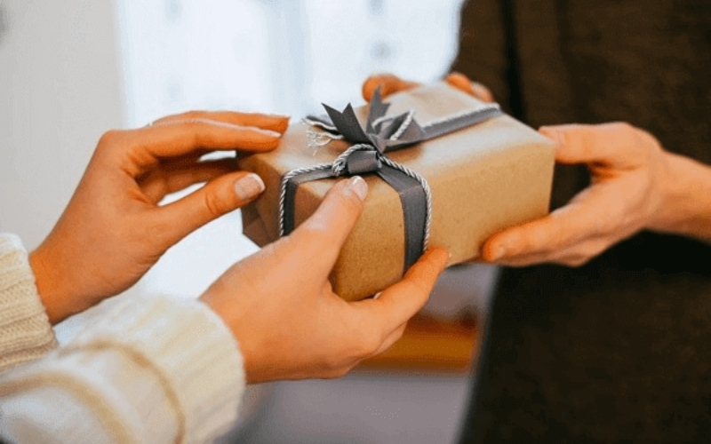 Các chàng trai nên tránh tự chọn quà theo ý của mình, nên tham khảo sở thích của bạn gái