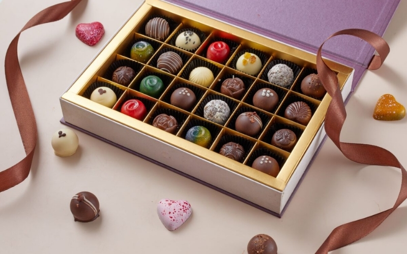 Nếu hai bạn mới chỉ đang trong giai đoạn tìm hiểu, hãy ưu tiên những món quà nhẹ nhàng như hoa hồng, socola