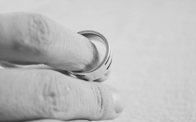 Quan niệm xưa cho rằng việc tháo nhẫn sẽ ảnh hưởng đến sự bền chặt của hôn nhân