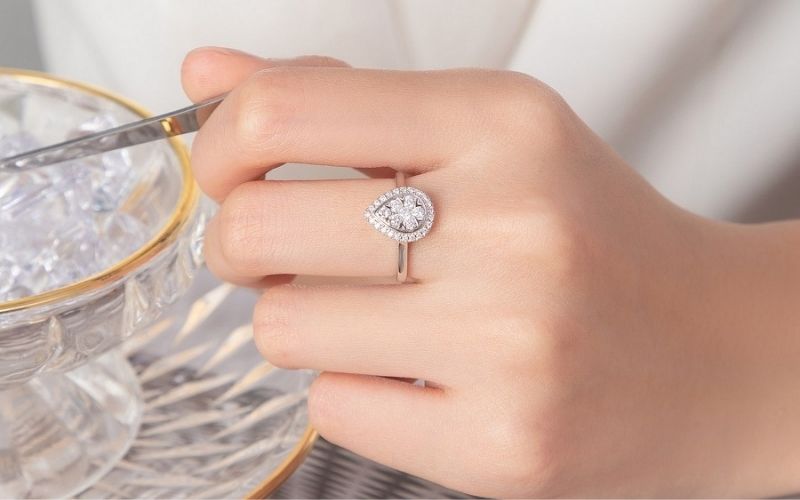 Việc đeo nhẫn ở ngón giữa tay trái thường xuất phát từ sở thích cá nhân