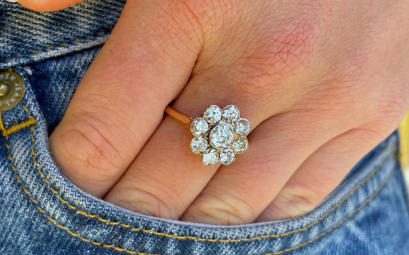 Sự kết hợp giữa nét cổ điển và hiện đại trong thiết kế nhẫn.