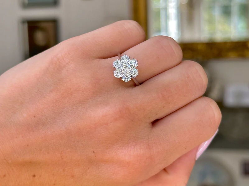 Thiết kế Cluster hình hoa mang vẻ đẹp nữ tính và sang trọng.