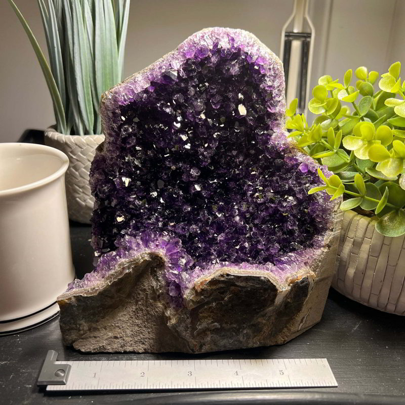 Một hốc tinh thể (geode) Amethyst lớn với màu tím đậm