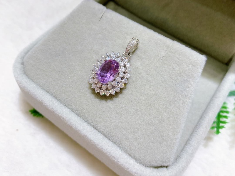 Người phụ nữ đeo vòng tay và nhẫn đính đá Amethyst