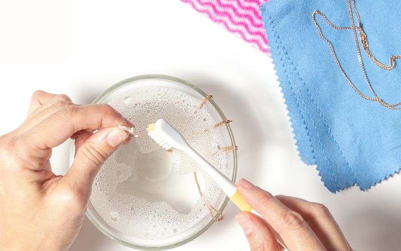Cách vệ sinh nhẫn đơn giản tại nhà để giữ độ sáng đ