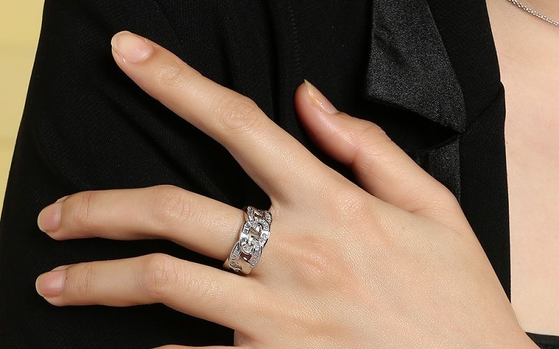 Nhẫn bản lớn phù hợp và tạo điểm nhấn cho ngón tay dài