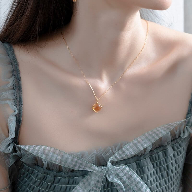 Người phụ nữ đeo nhẫn và vòng tay Citrine