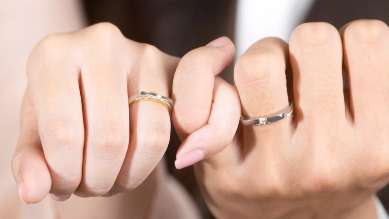 Cặp nhẫn cưới vàng trắng phong cách hiện đại và thanh lịch