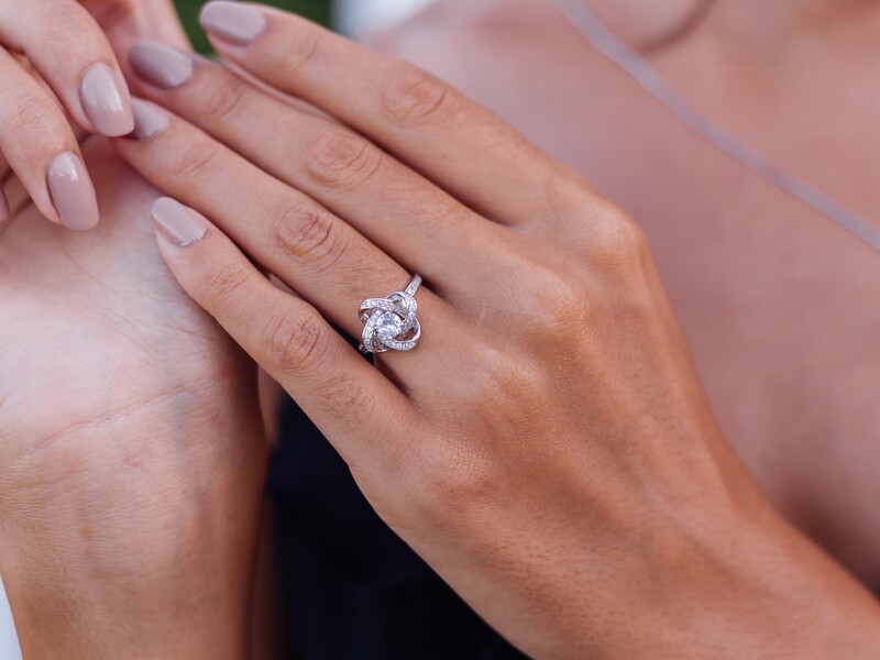 Nhiều bạn nữ thắc mắc có đeo nhẫn cưới tay trái được không