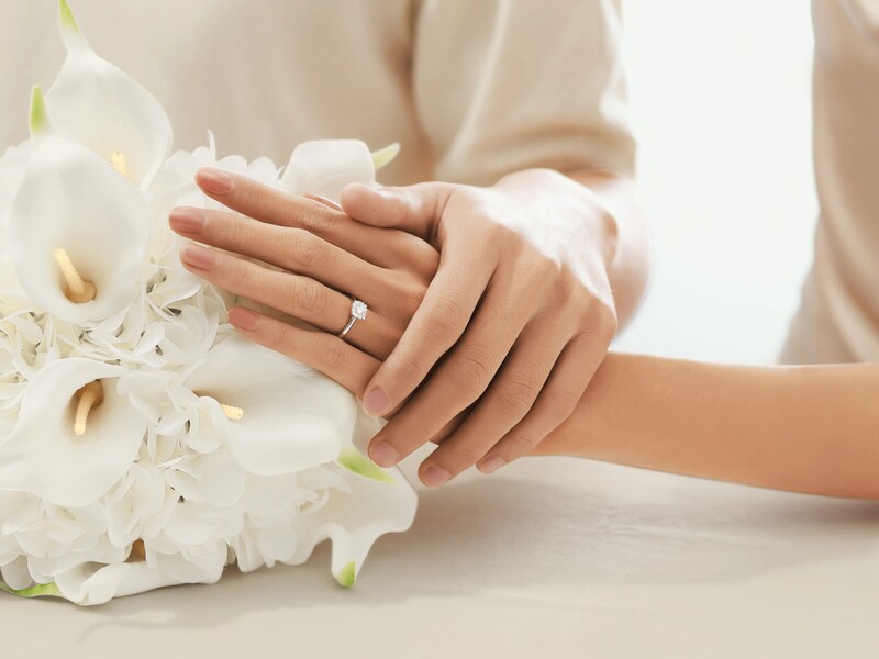 Nhiều cô gái trẻ chọn đeo nhẫn cưới ở tay trái