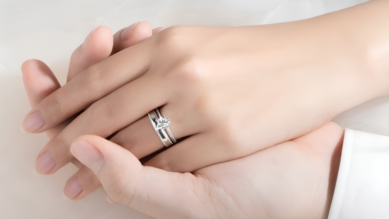 Đeo nhẫn cưới ở tay trái mang lại cảm giác tiện lợi khi đeo