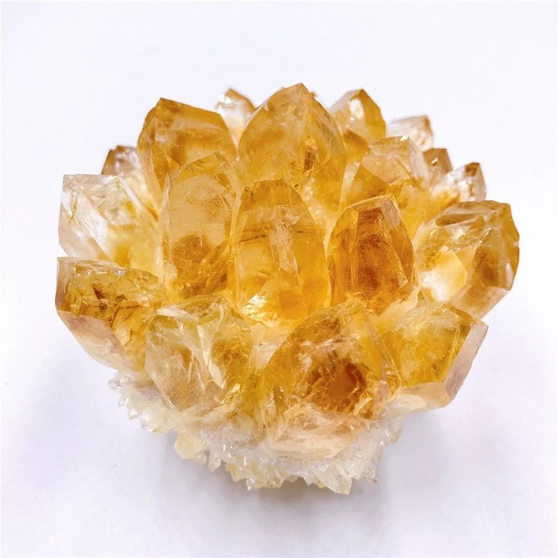 Đá Citrine (thạch anh vàng) nổi bật với sắc vàng ấm áp.