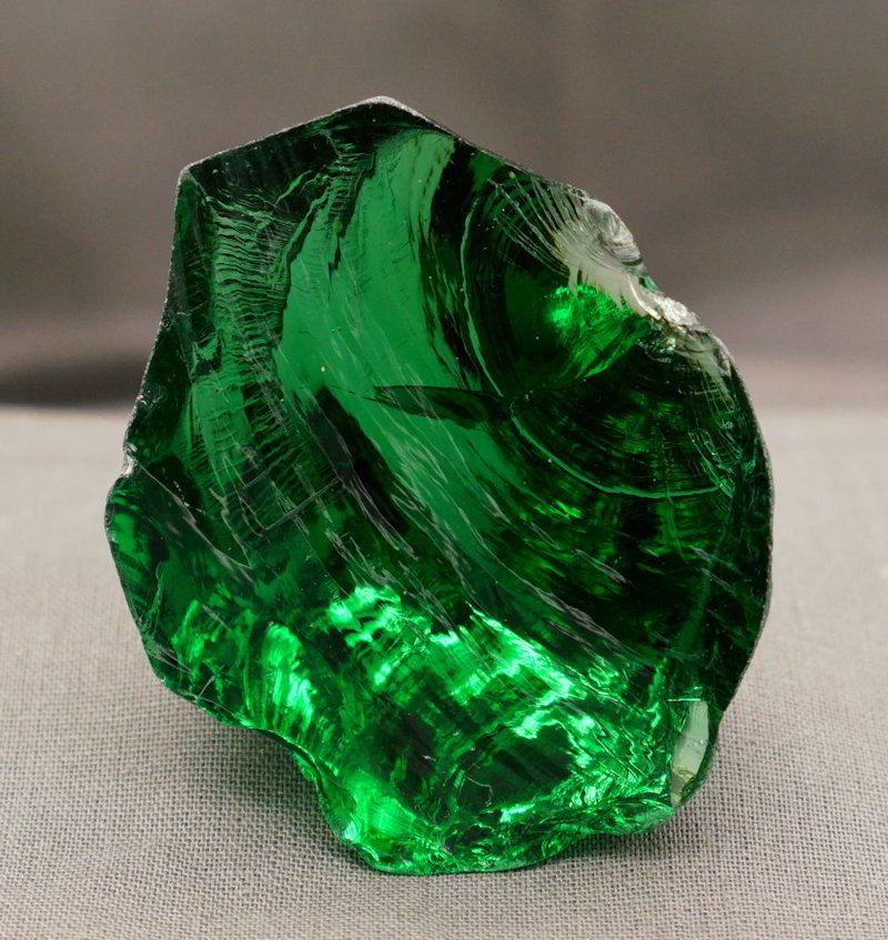 Emerald mang màu xanh lục đặc trưng