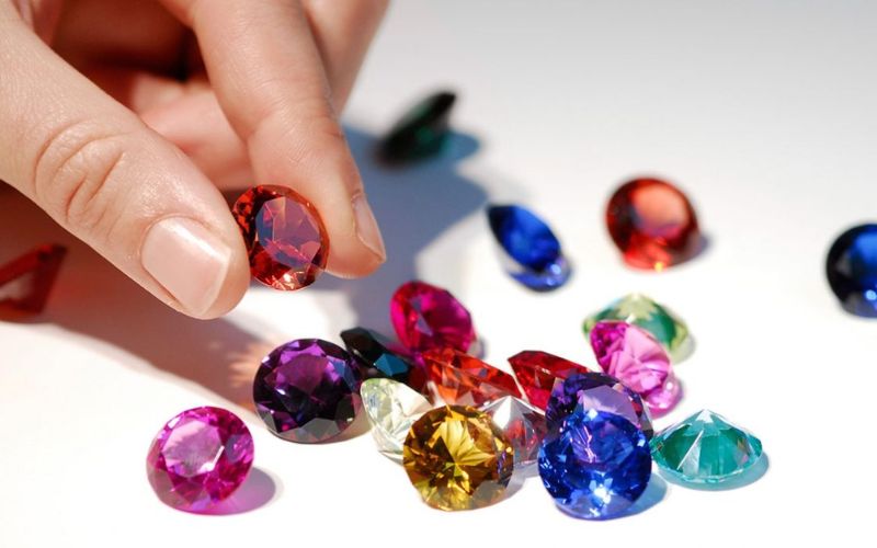 Các loại đá màu với nhiều màu sắc và hình dáng đa dạng.