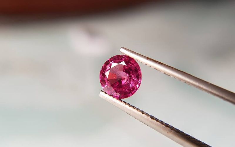 Ruby tự nhiên thường có giá trị cao hơn nhiều so với Ruby nhân tạo hoặc Ruby xử lý