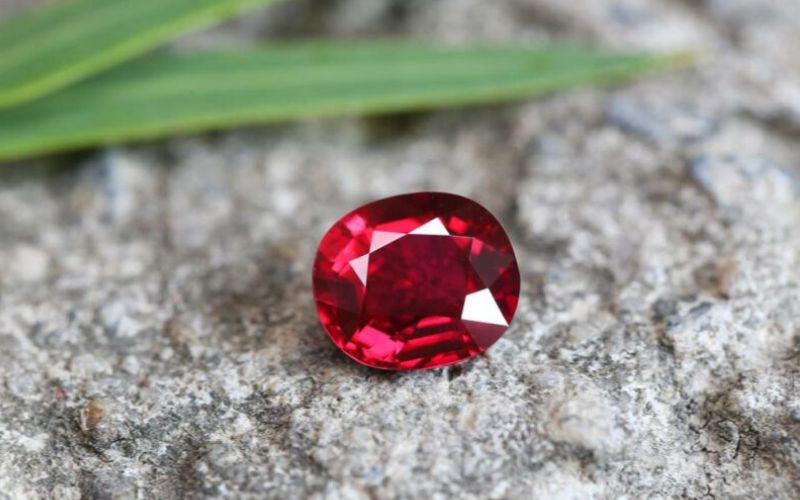 nên tháo trang sức Ruby khi làm việc nặng, chơi thể thao hoặc tham gia các hoạt động có nguy cơ va đập cao