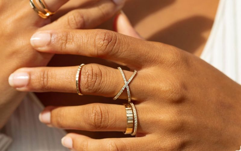 Nếu bạn quan tâm đến phong thủy, hãy chọn những chiếc nhẫn có chất liệu và màu sắc phù hợp với mệnh và ngũ hành