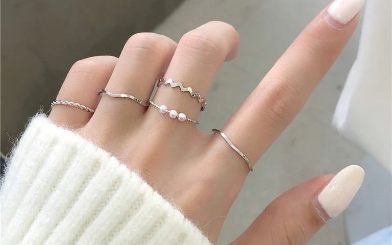 Nhẫn basic, cơ bản có ưu điểm là dễ đeo, dễ phối đồ, ít lỗi mốt