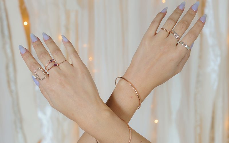 Theo phong thủy, việc đeo nhẫn đúng cách (chọn chất liệu, màu sắc, ngón tay phù hợp) có thể hỗ trợ và cải thiện vận mệnh