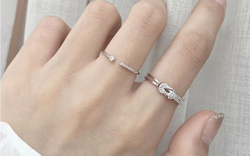 Đeo 2 nhẫn thường thể hiện sự kết hợp, cân bằng và các mối quan hệ