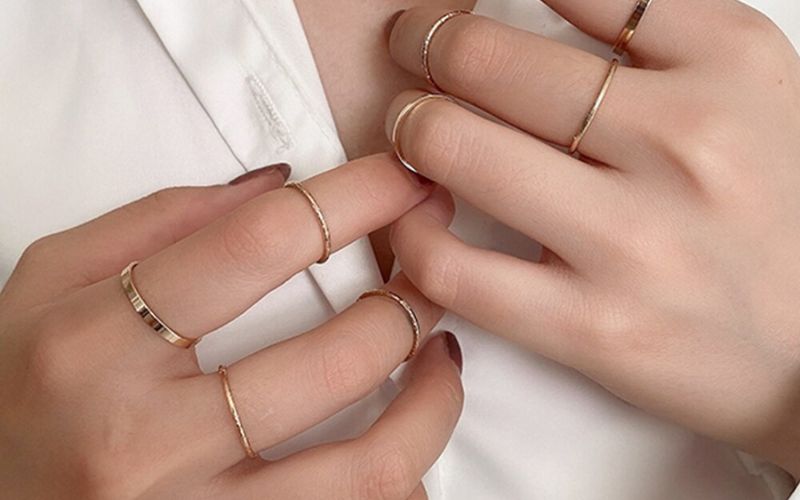 Nếu bạn thích phong cách nhẹ nhàng, tinh tế, hãy chọn những chiếc nhẫn có màu sắc hài hòa với nhau và với trang phục