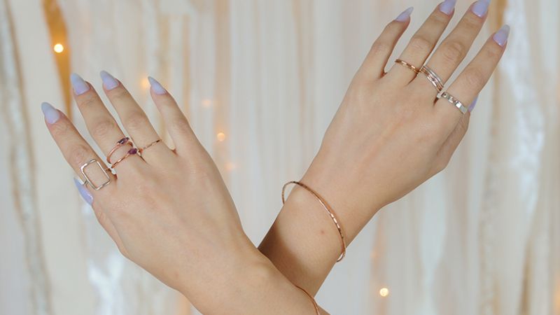 Việc kết hợp hai chiếc nhẫn khác nhau trên cùng một bàn tay thể hiện sự sáng tạo và gu thẩm mỹ tinh tế của người đeo