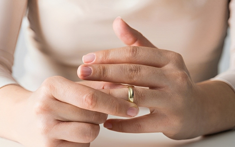 Tháo nhẫn ngay lập tức là bước đầu tiên và quan trọng nhất khi da có dấu hiệu dị ứng