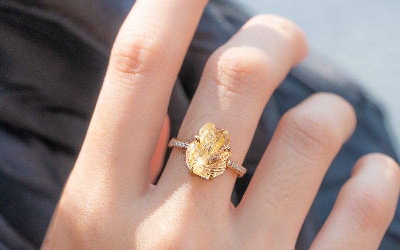 Đeo nhẫn ngón cái hoặc ngón giữa để kích hoạt tài lộc