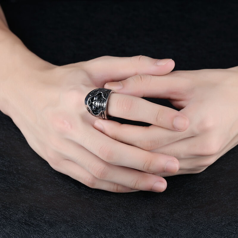 Đeo nhẫn ngón trỏ phải nam theo phong thủy