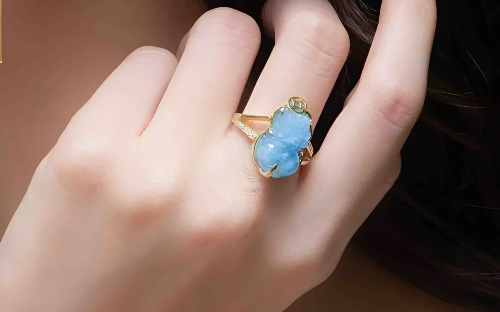 Nhẫn Tỳ Hưu trên ngón trỏ giúp củng cố sự nghiệp và địa vị