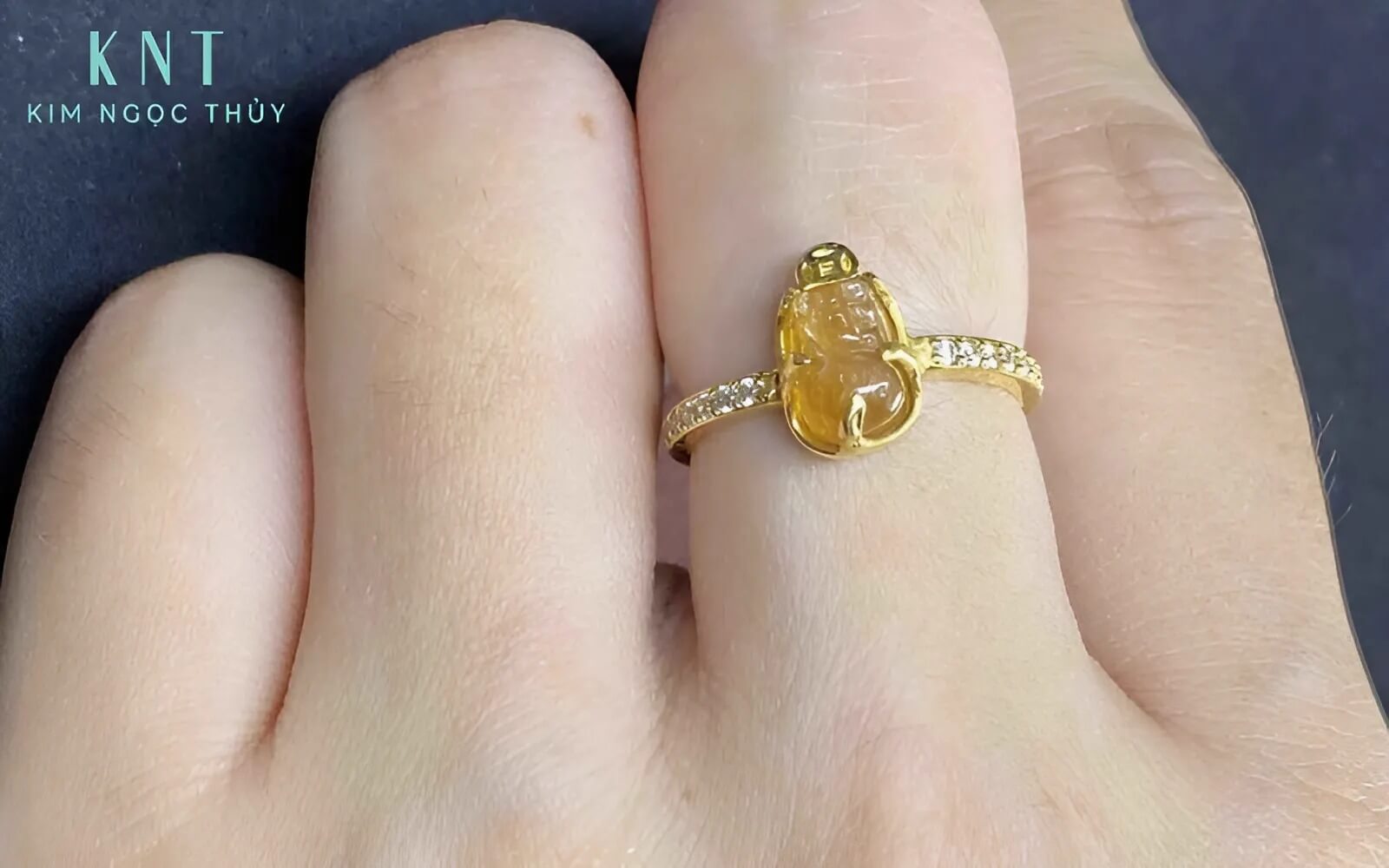 Người mệnh Thổ nên ưu tiên nhẫn Tỳ Hưu màu vàng, nâu đất để gia tăng tài lộc