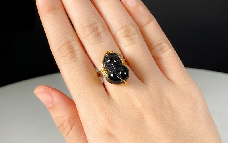 Làm sạch nhẫn Tỳ Hưu thường xuyên giúp duy trì năng lượng tích cực của linh vật
