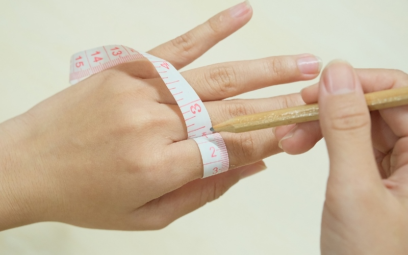 Đo size nhẫn chính xác để tìm được chiếc nhẫn vừa vặn hoàn hảo.