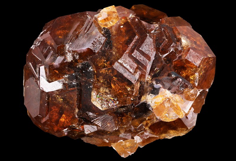 Các viên đá Garnet thô với nhiều sắc thái đỏ