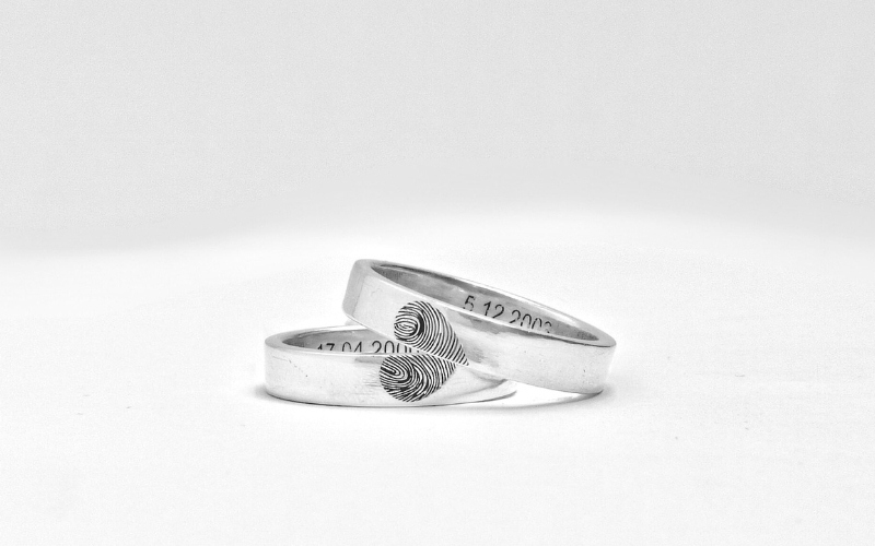 Các chi tiết được chạm khắc tinh xảo trên bề mặt nhẫn