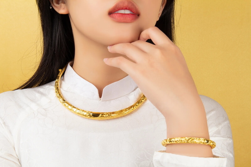 Mẹ trao kiềng cưới vàng cho cô dâu trong ngày vu quy