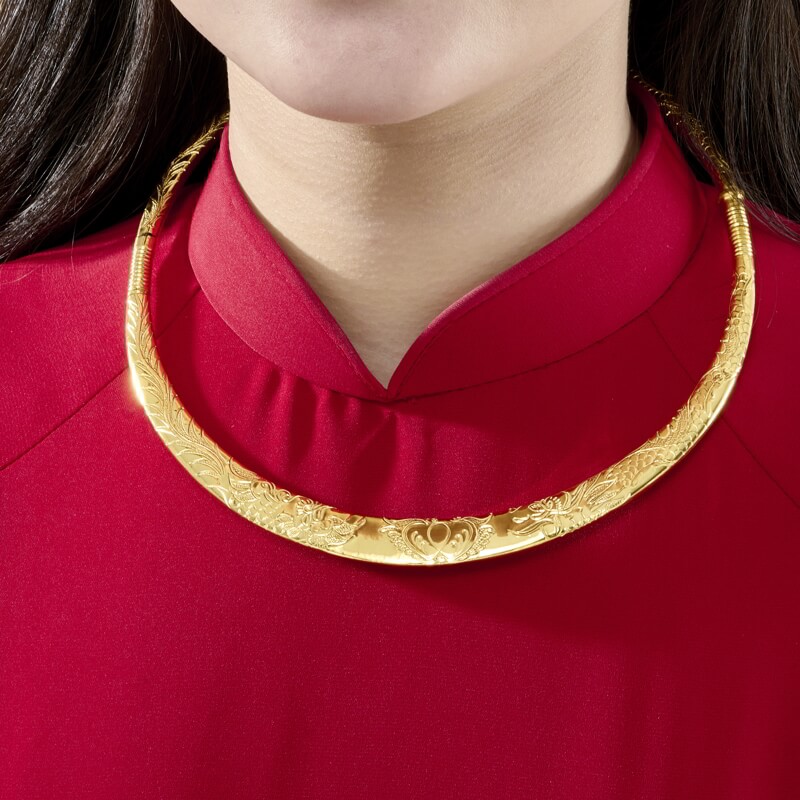 Mẫu kiềng cưới vàng 18K chạm khắc hoa văn tinh xảo