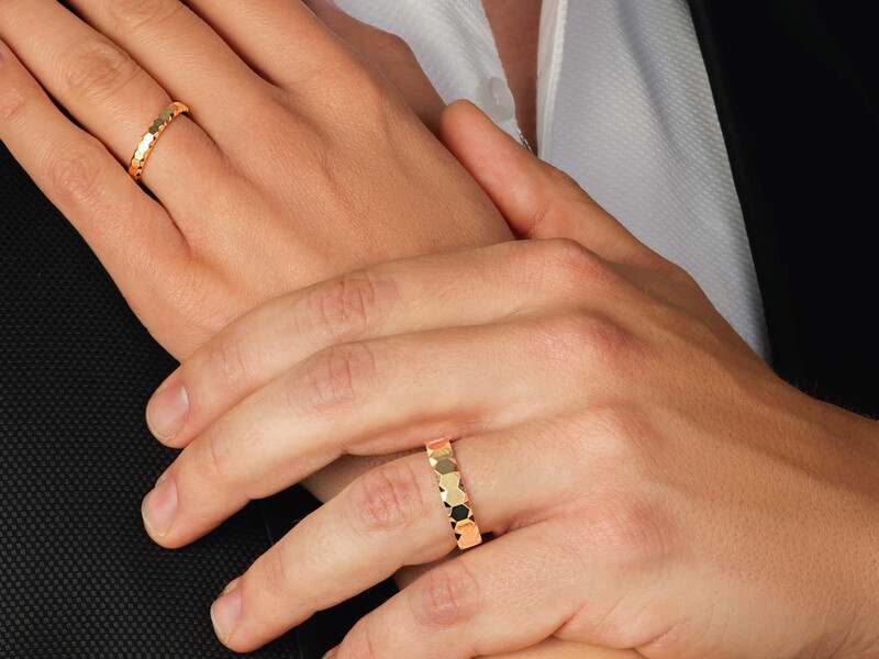 Chiếc nhẫn cưới được tin là vật chứng cho sợi dây năng lượng vô hình, gắn kết tình yêu và vận mệnh của hai người