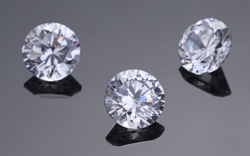 So sánh giá của kim cương nhân tạo và kim cương tự nhiên