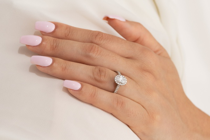 Nhẫn kim cương oval trên ngón tay, tôn lên vẻ thanh mảnh.