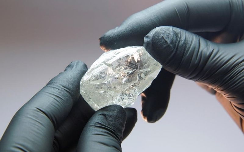 Một viên kim cương tự nhiên với cấu trúc tinh thể lập phương