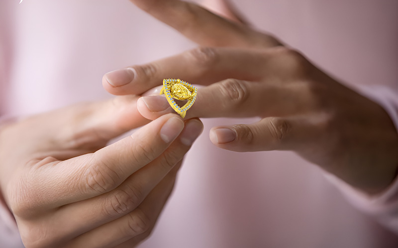 Nên tháo trang sức ra khi làm việc nhà, khi vận động mạnh, khi đi bơi và khi tắm gội.