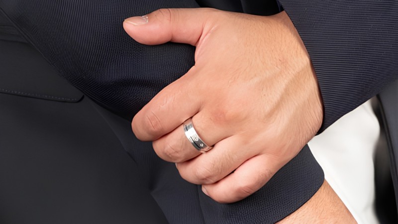 Nhẫn cưới vàng trắng 18K thiết kế bản trơn đơn giản phù hợp đeo hàng ngày