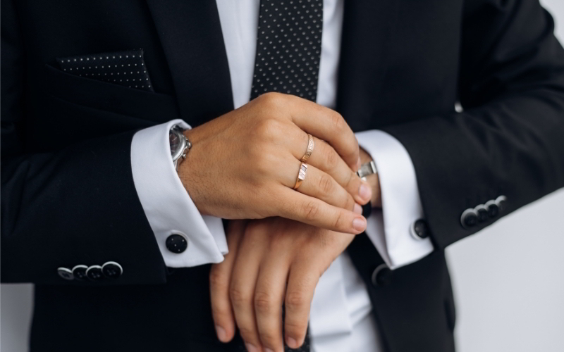 Nhiều bạn nam thắc mắc nam đeo nhẫn cưới tay phải được không