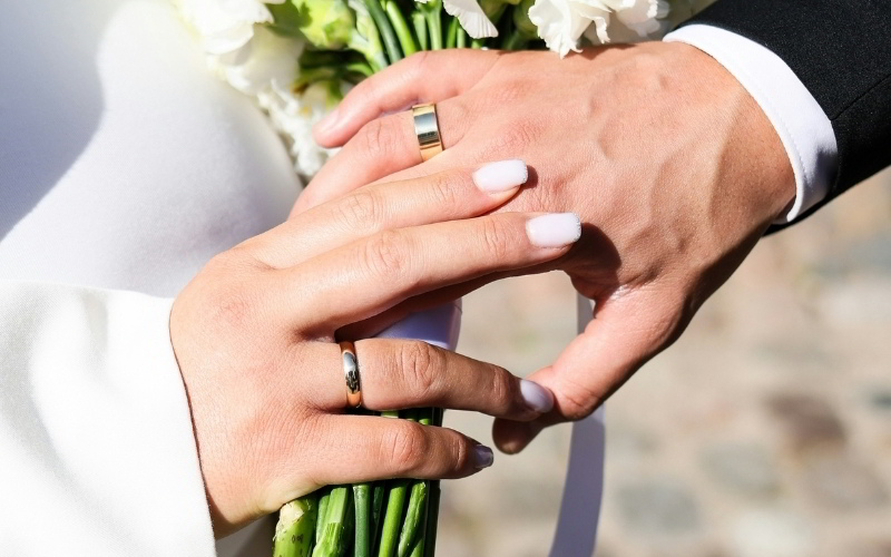 Nhiều nam giới đã chọn đeo nhẫn cưới ở tay trái để thoải mái hơn